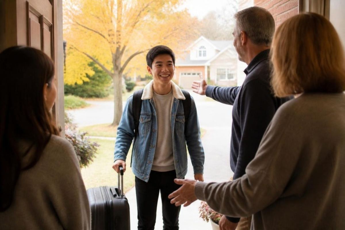 Một gia đình bản xứ người Canada chào đón học sinh vừa đến cùng chiếc va li