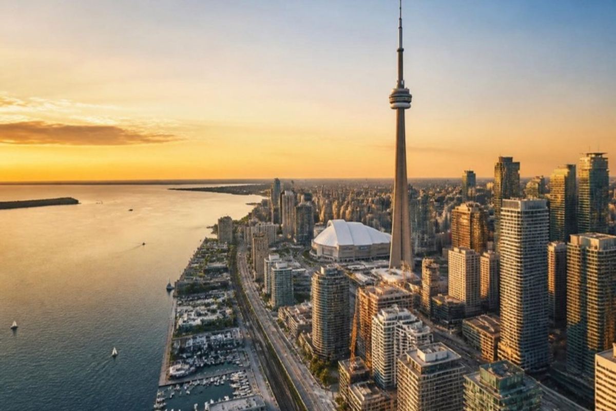 Đường chân trời Toronto với tháp CN Tower bên hồ Ontario