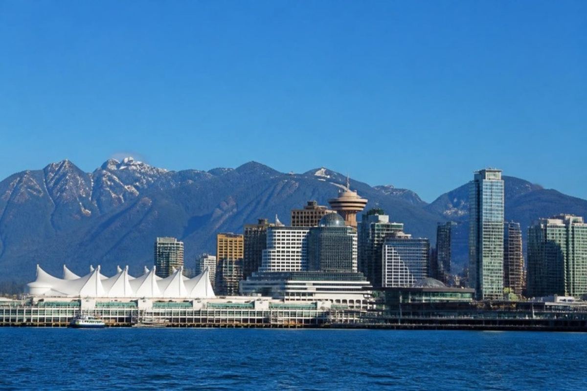 Đường chân trời Vancouver với dãy núi North Shore và những cánh buồm của Canada Place