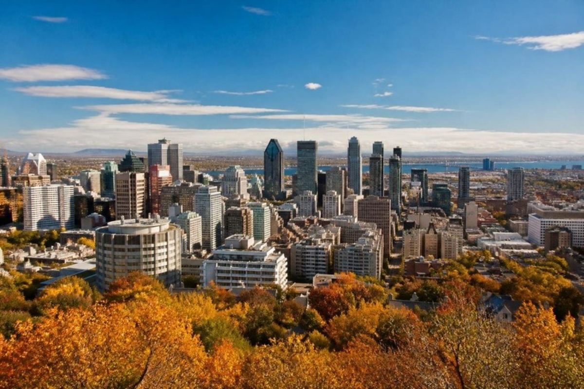 Đường chân trời Montréal với núi Mont-Royal, tháp Sân vận động Olympic và Biosphère